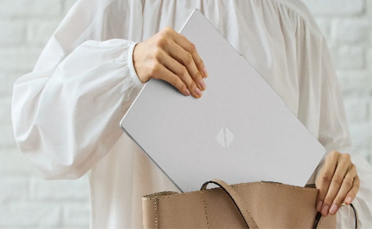 1.197kgの軽さ、カバンにスッと入る薄さが魅力