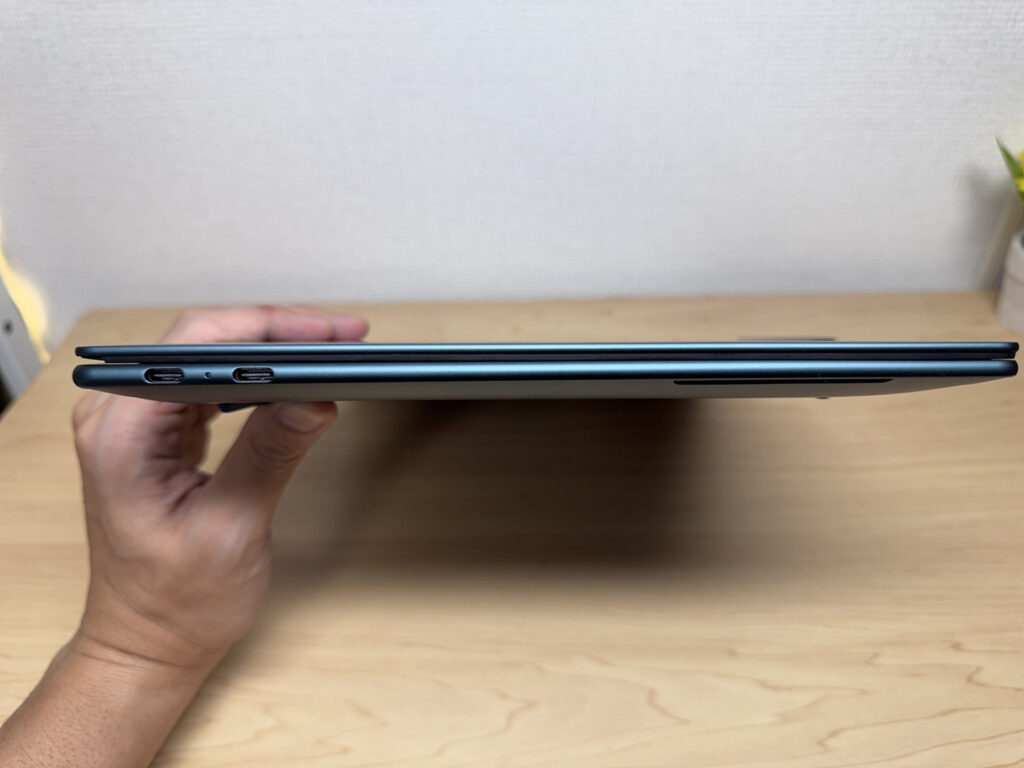 13.9mmのシャープな薄さ