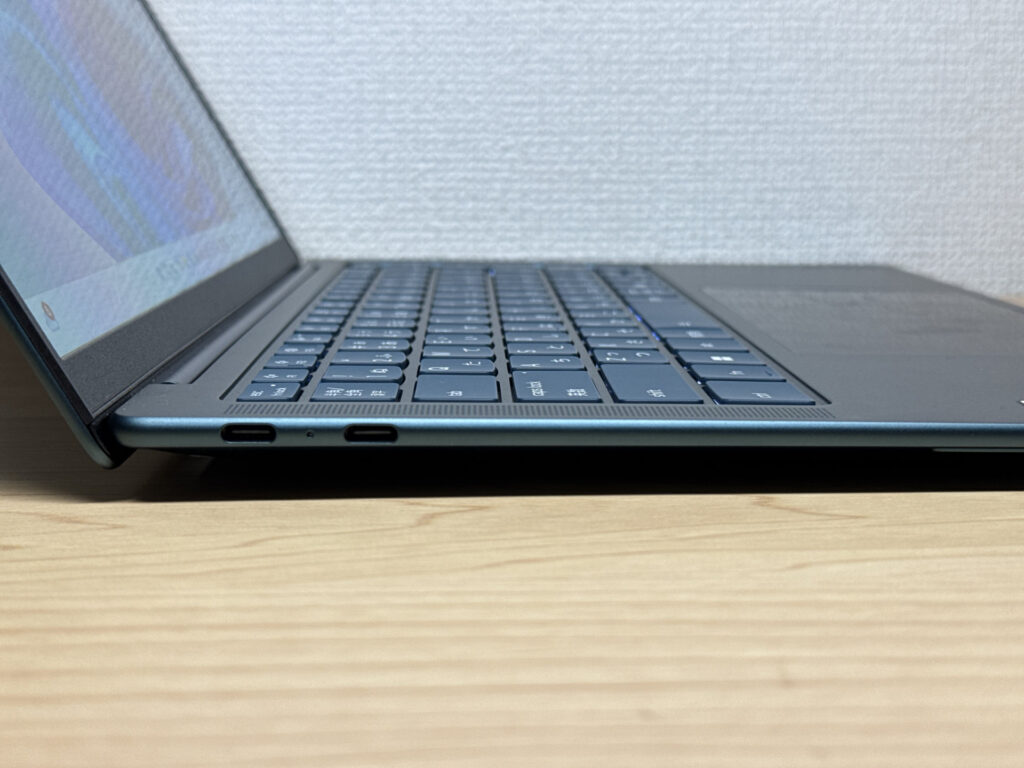 左側にUSB4ポートを2つ搭載