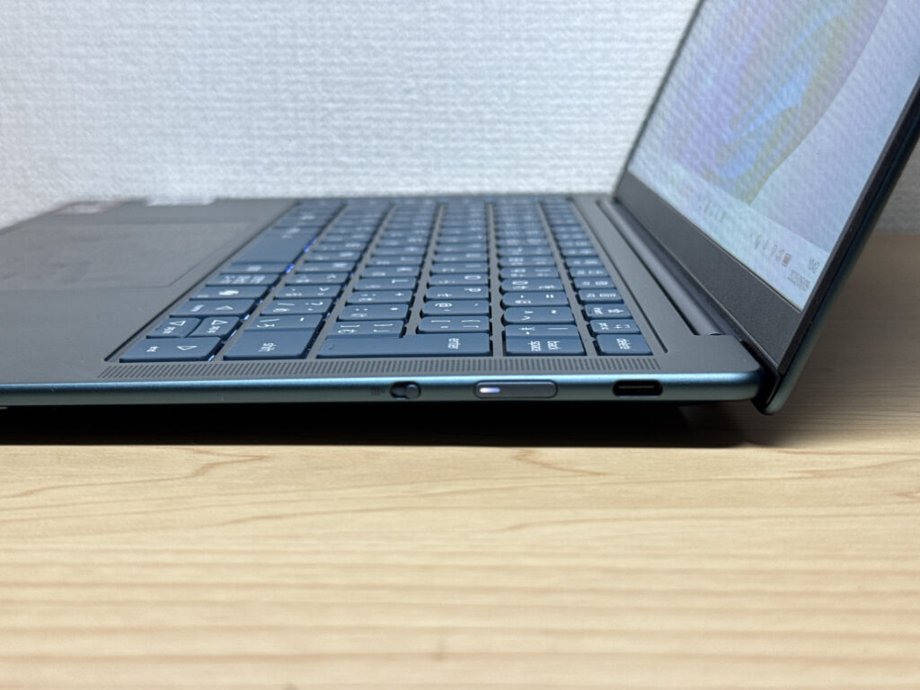 右側はUSB 3.2 Gen 2のUSB-C（映像出力非対応）