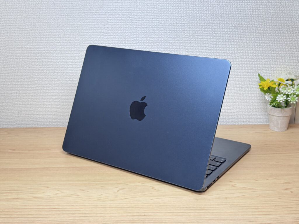 MacBook Air M4 Midnight lid with Apple logo