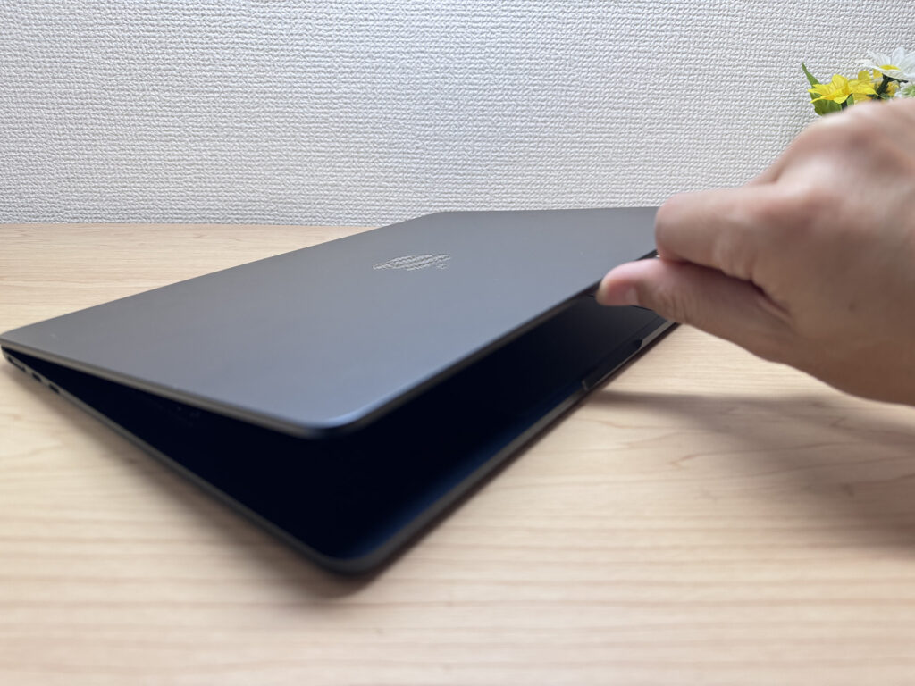 MacBook Air M4 lid opening one-handed