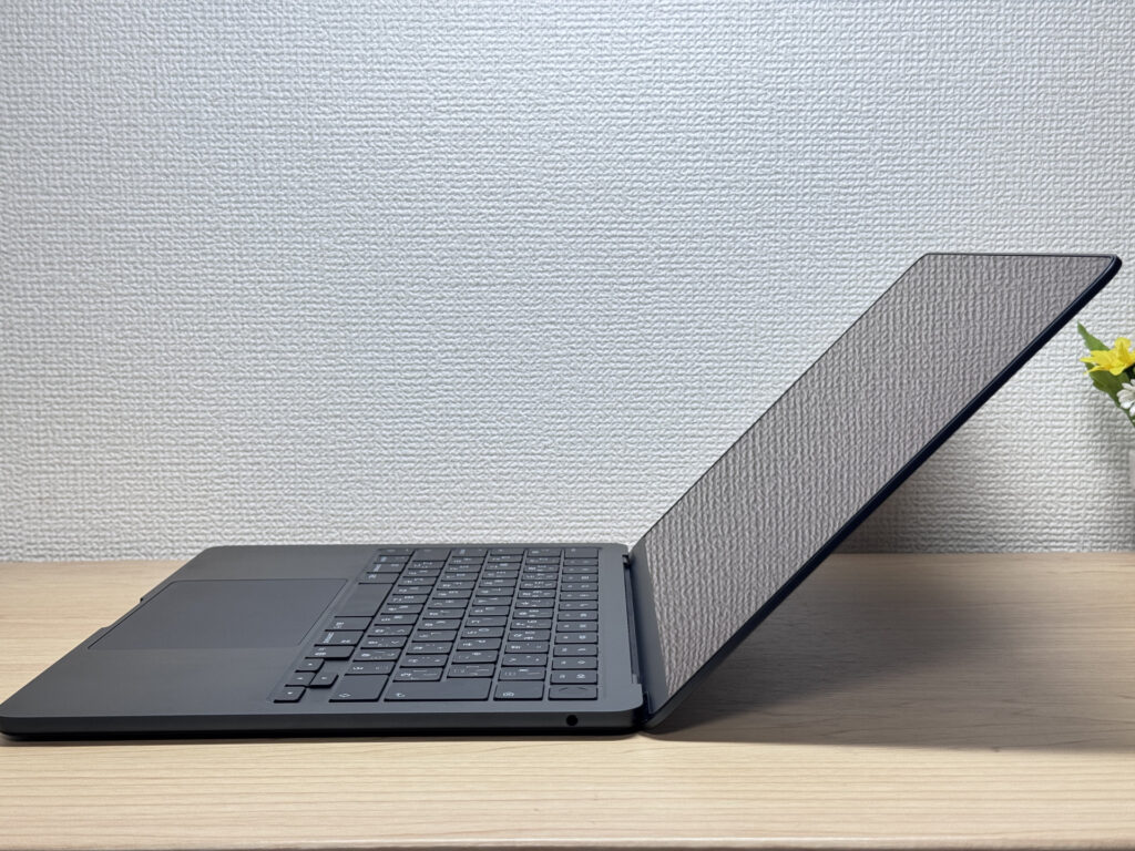 MacBook Air M4 maximum lid opening angle