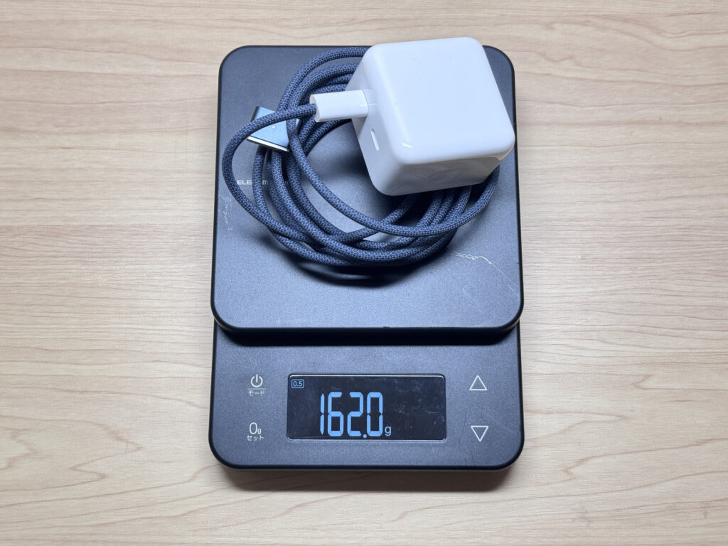 MacBook Air M4 charger on scale at 162g