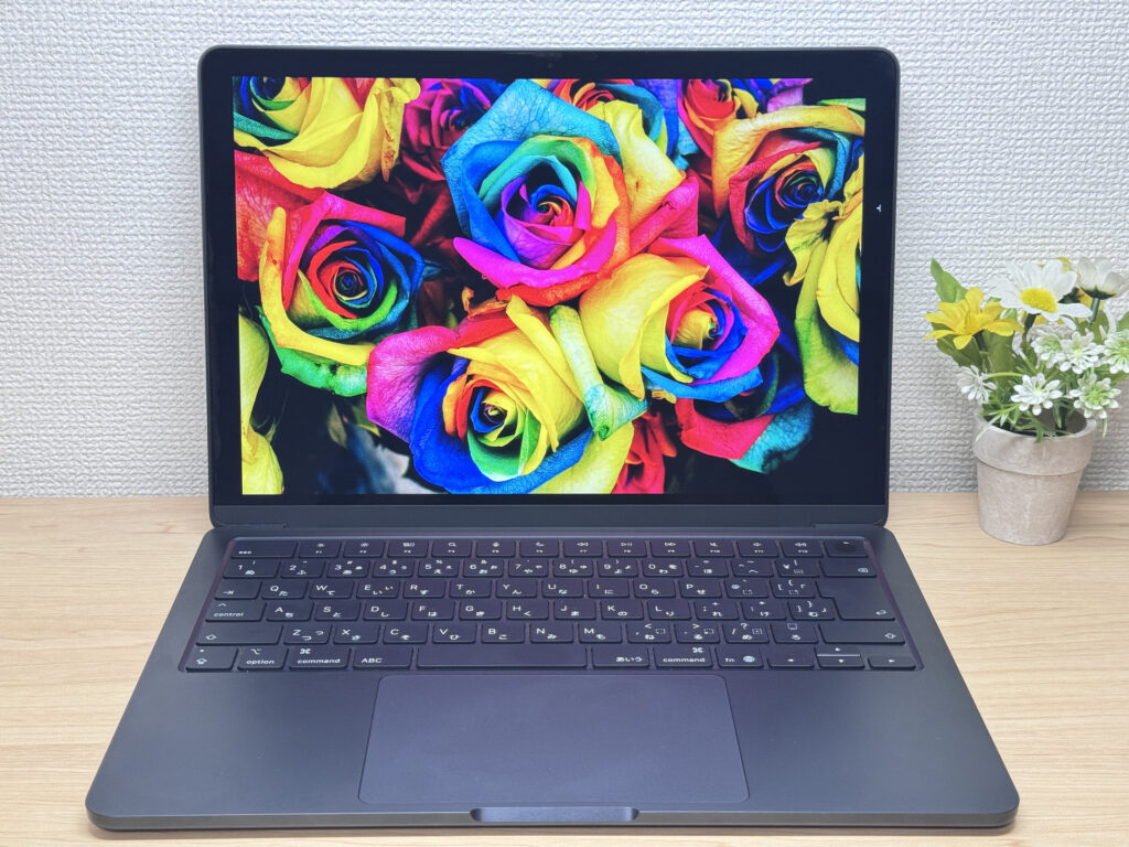 MacBook Air M4 Retina display showing vivid colors