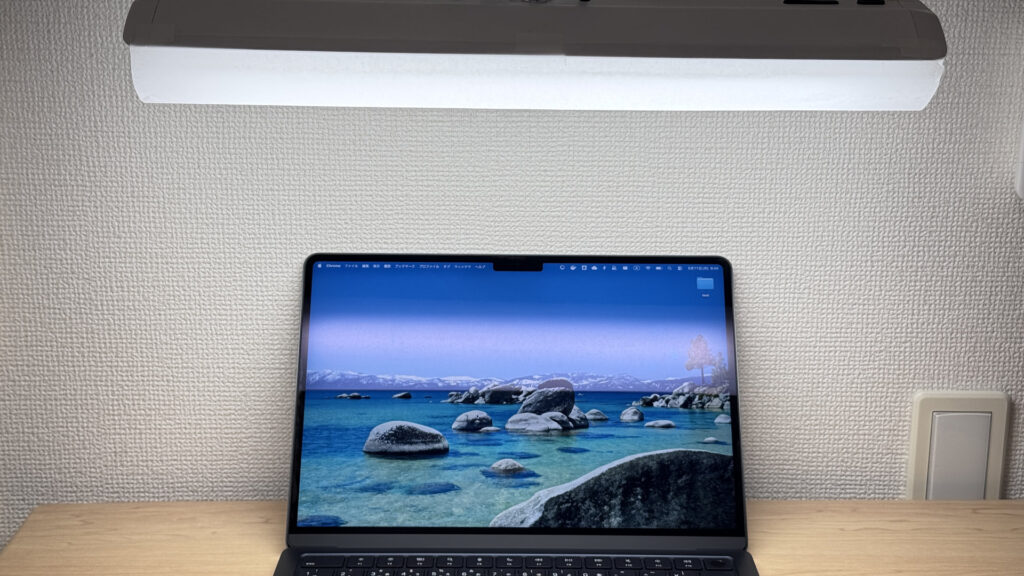 MacBook Air M4 glossy display showing reflections
