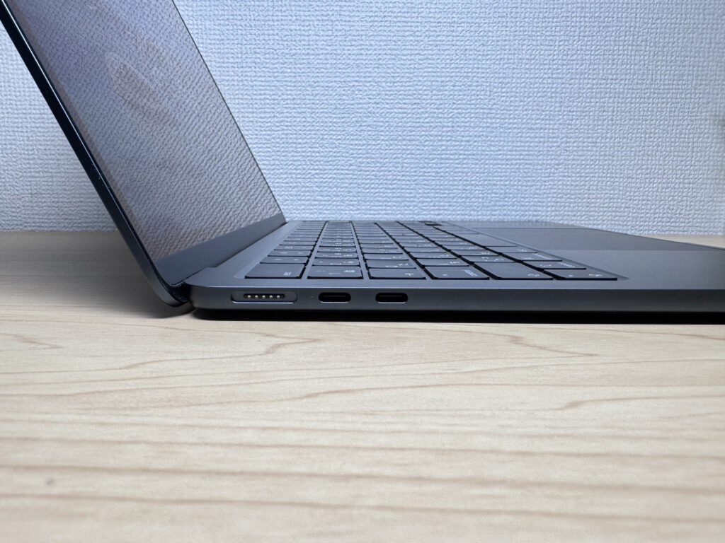 MacBook Air M4 left side ports: Thunderbolt 4 x2 and MagSafe