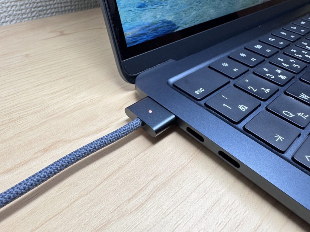 MacBook Air M4 Midnight-matched charging cable
