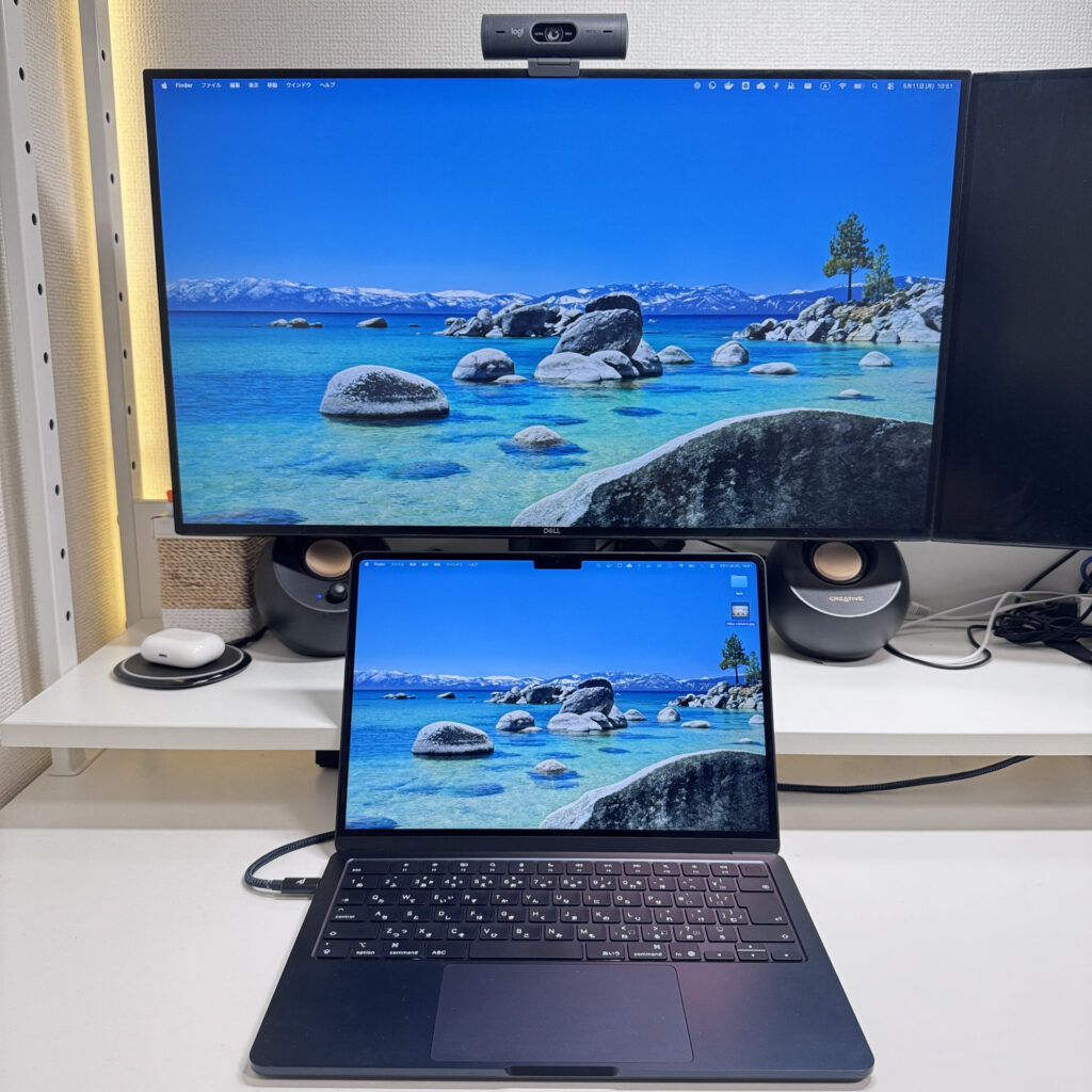 MacBook Air M4 connected to external 4K monitor via USB-C