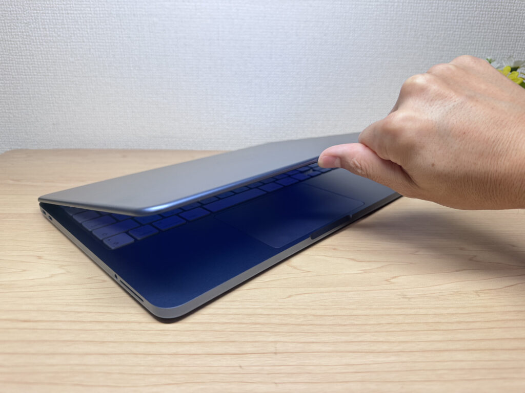 One-finger lid opening — a detail often skipped on budget laptops