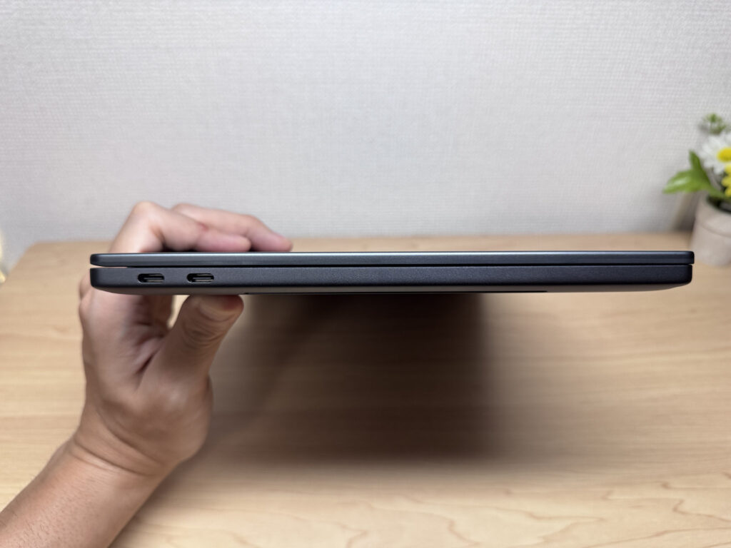15.2mmに抑えた薄型ボディ