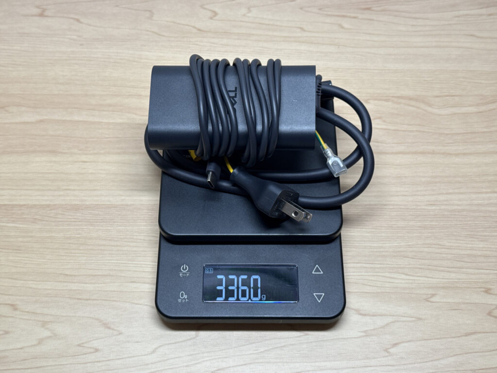 336gとずっしり重い純正充電器