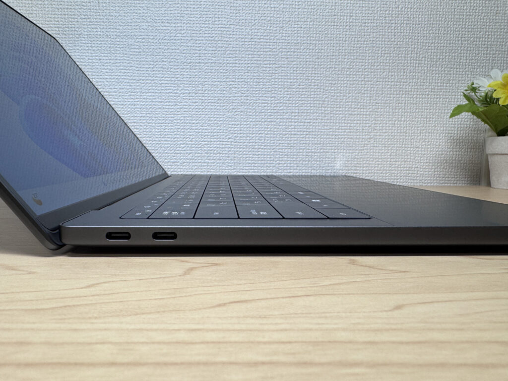 左右ともUSB-Cに絞ったポート構成