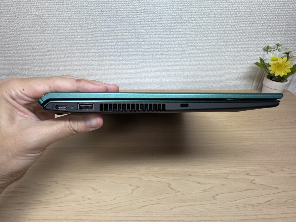 持ち運びやすい程よい薄さ