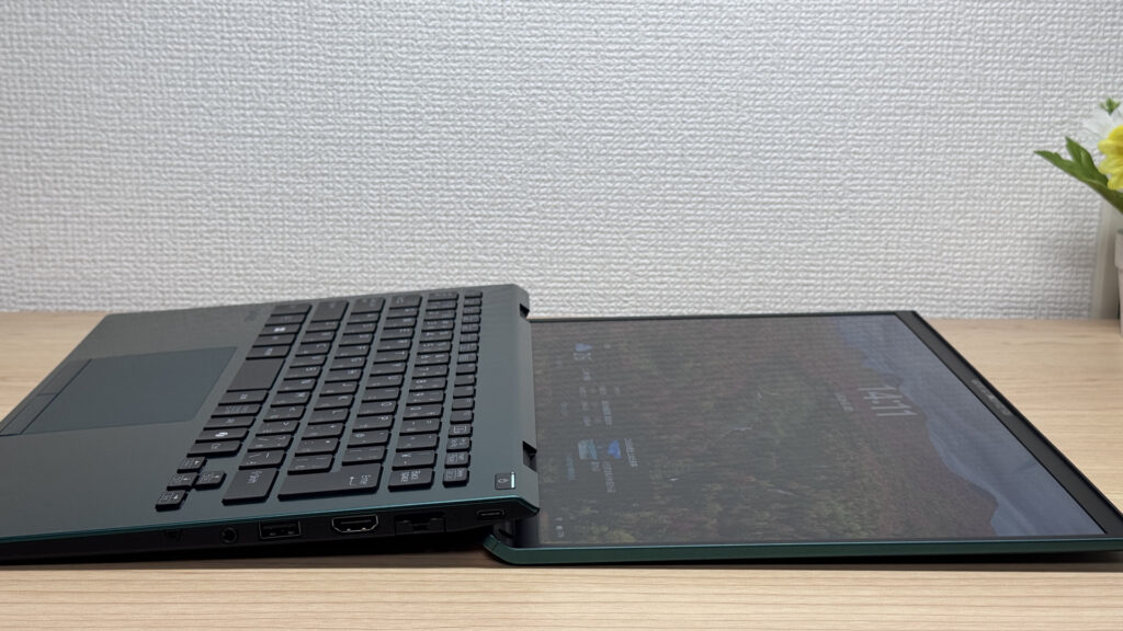 180度フラットに開く液晶