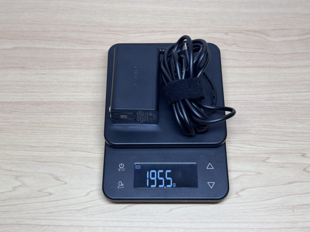 実測195gの軽量な純正充電器