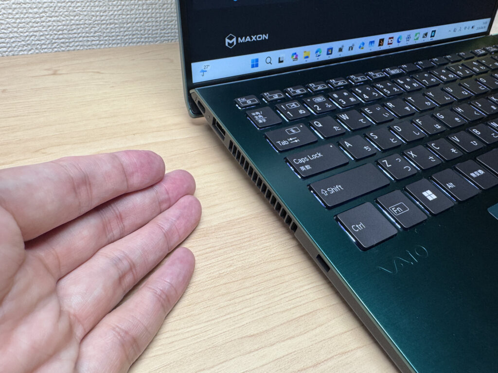 左側にある排気口