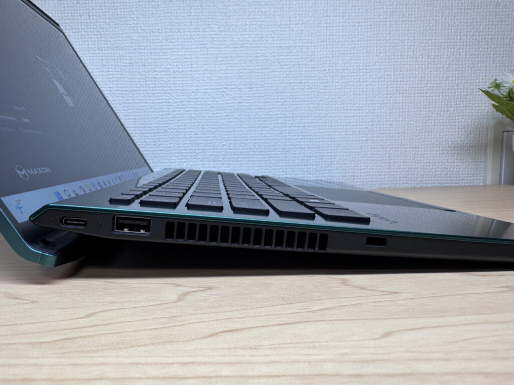 充実した左側のポート