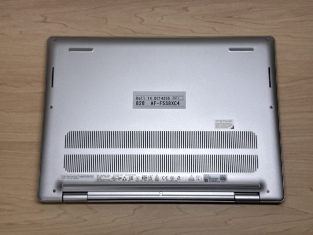 Dessous avec une grande grille pour le refroidissement