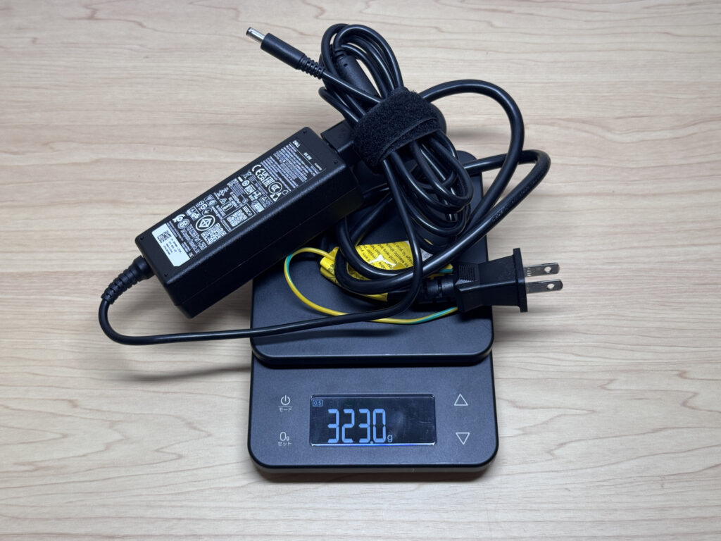 Le chargeur fourni à 323 g mesurés