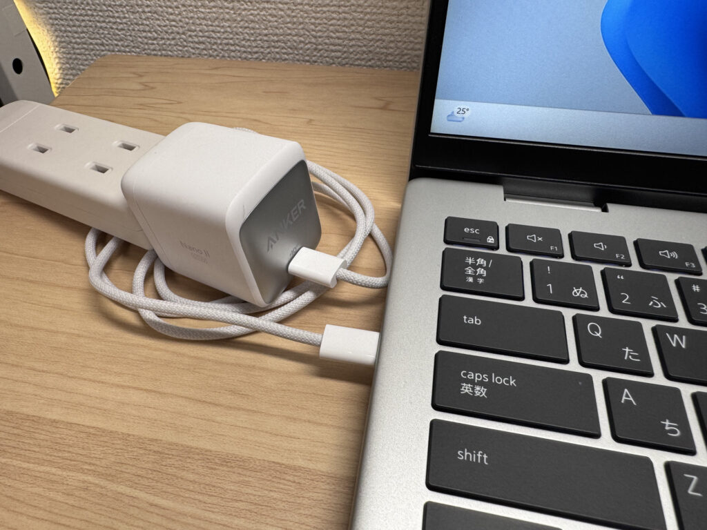 La charge USB-C permet d'utiliser un chargeur plus léger