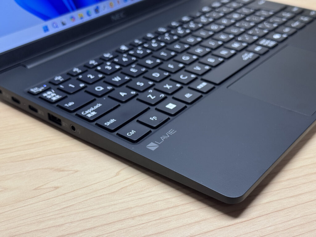 パームレストとキーボード周りの質感
