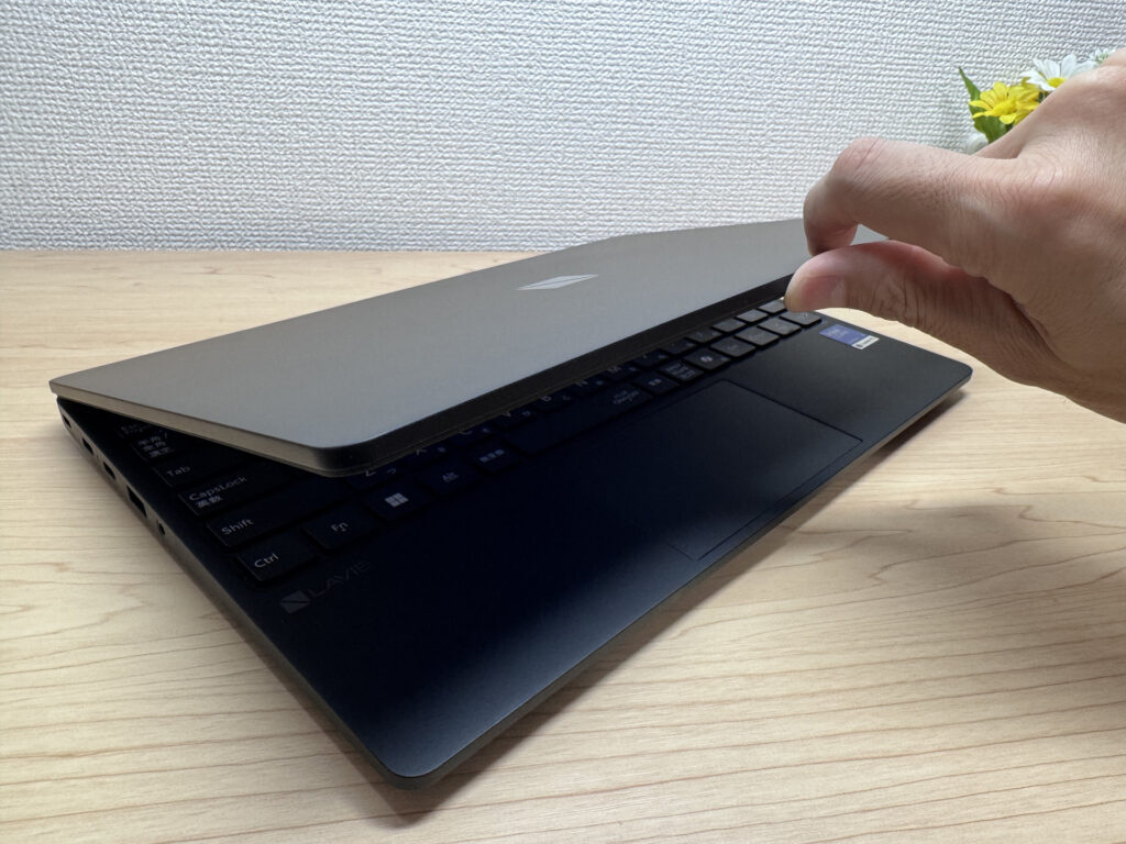 片手でカバーを開ける様子