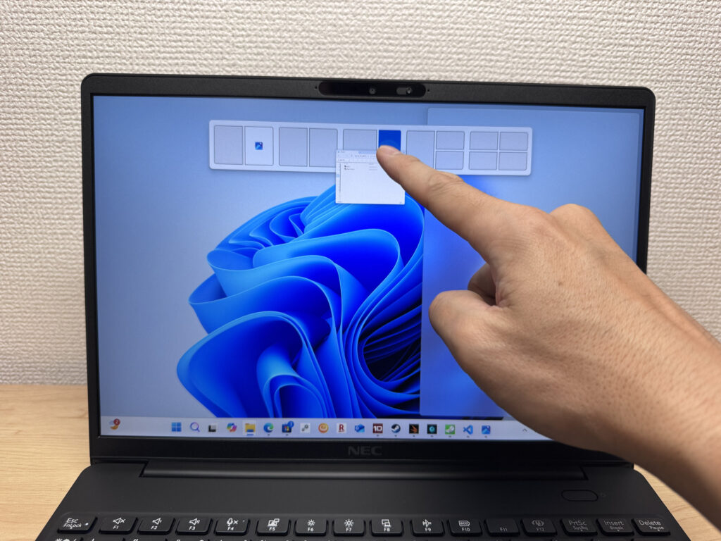 画面をタッチ操作している様子