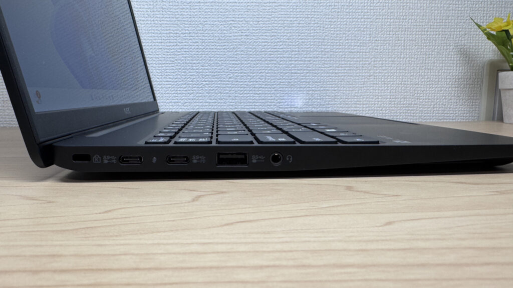 左側面のポート類