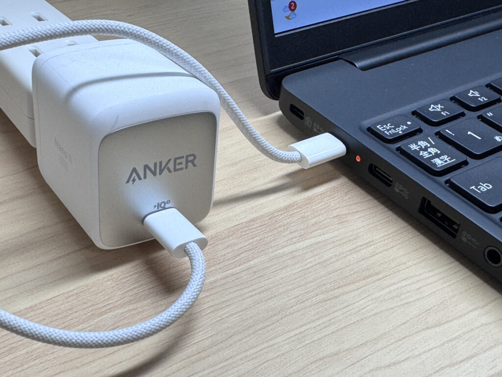 Anker の USB-C 充電器で充電している様子