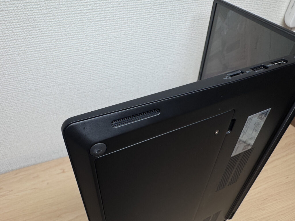 本体側面下部のスピーカー