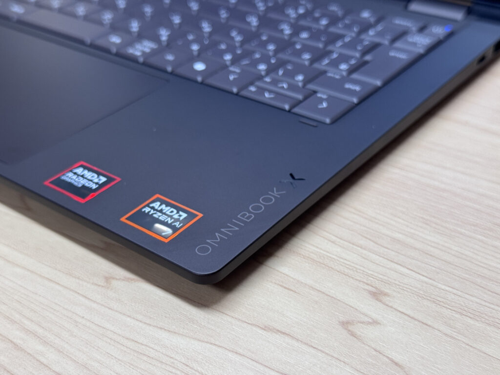 OMNIBOOK-Logo und CPU-Aufkleber neben der Tastatur