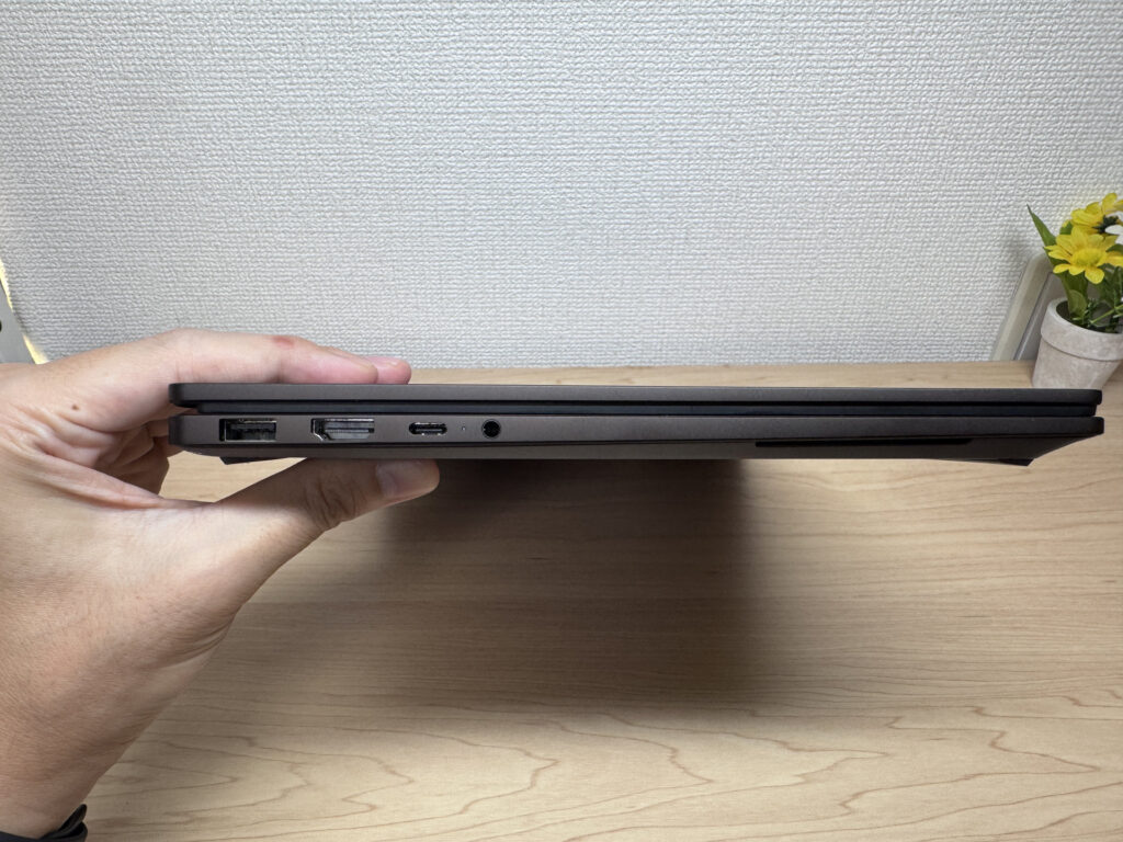Der schlanke Korpus, mit einer Hand gehalten