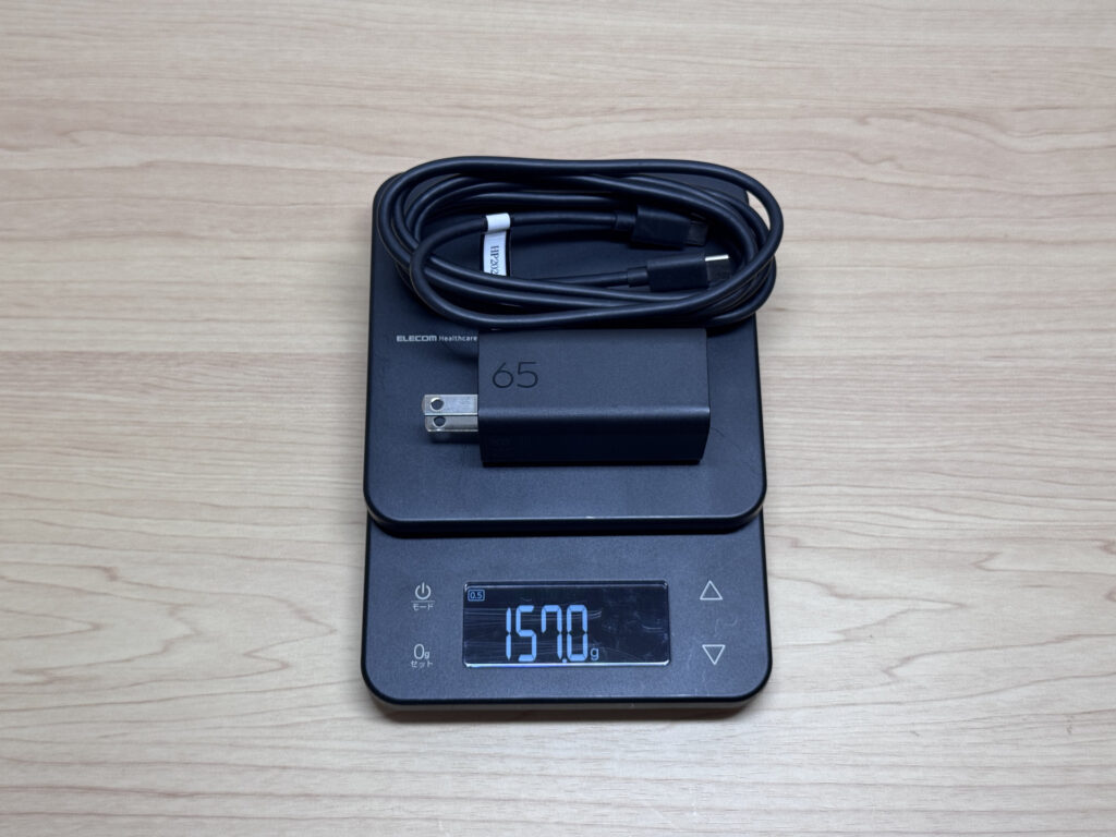 Das 65-W-USB-C-Netzteil mit gemessenen rund 150,7 g
