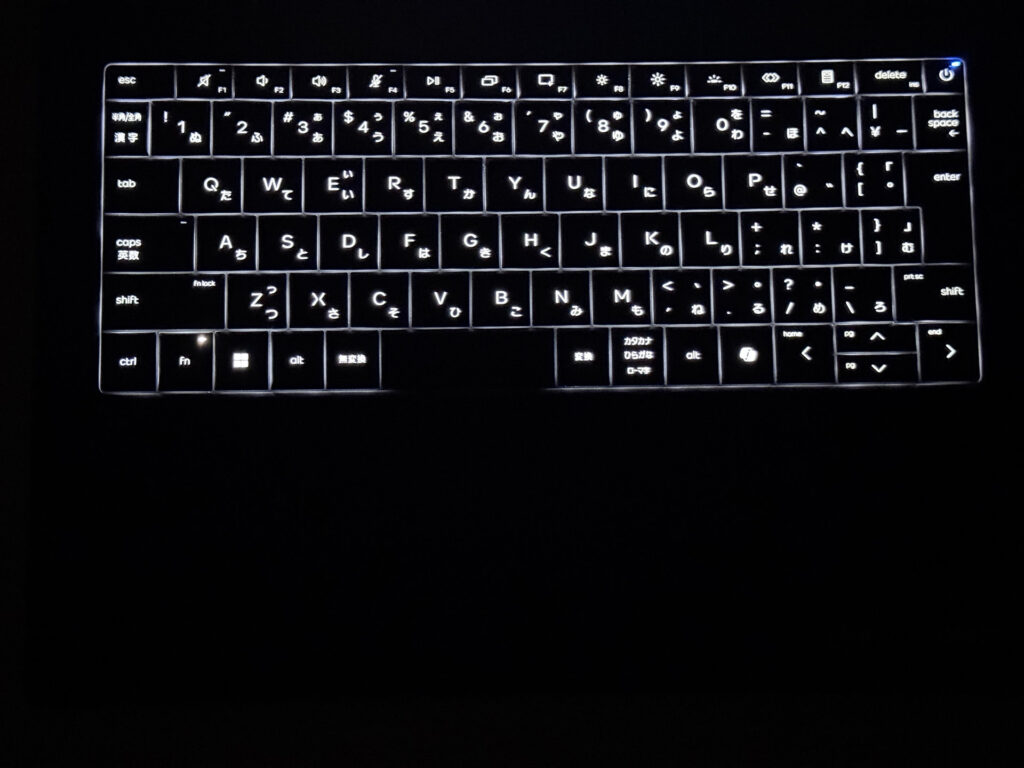 Die Tastatur mit aktivierter Hintergrundbeleuchtung