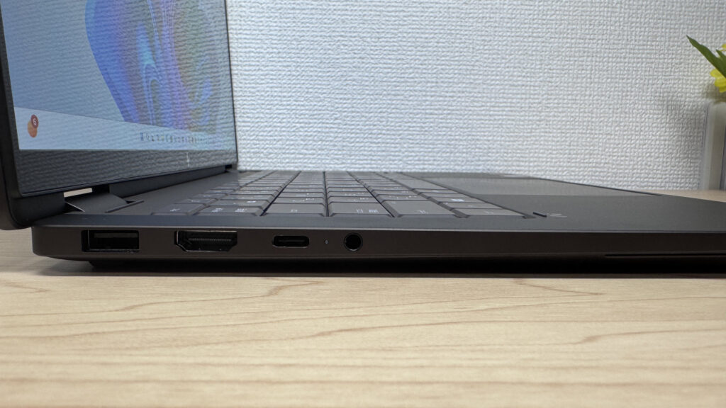 USB-A, HDMI, USB-C und Kopfhöreranschluss auf der linken Seite