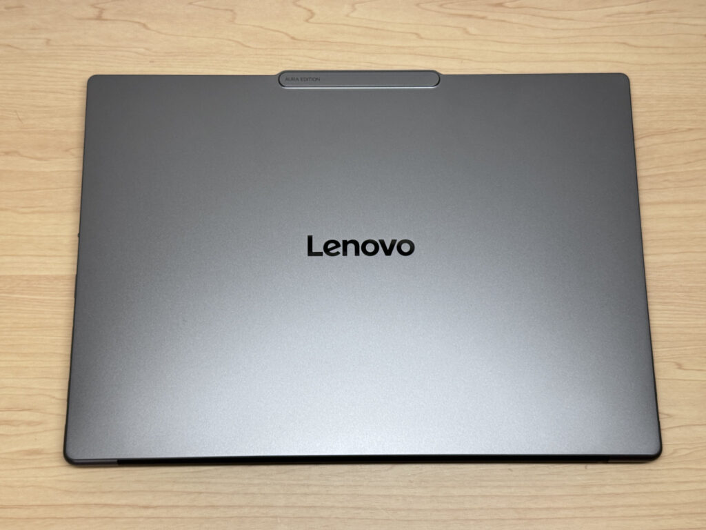 Il logo Lenovo si fa notare con discrezione, e lo apprezzo