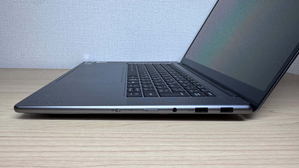 Sul lato destro: due USB-A e jack per le cuffie