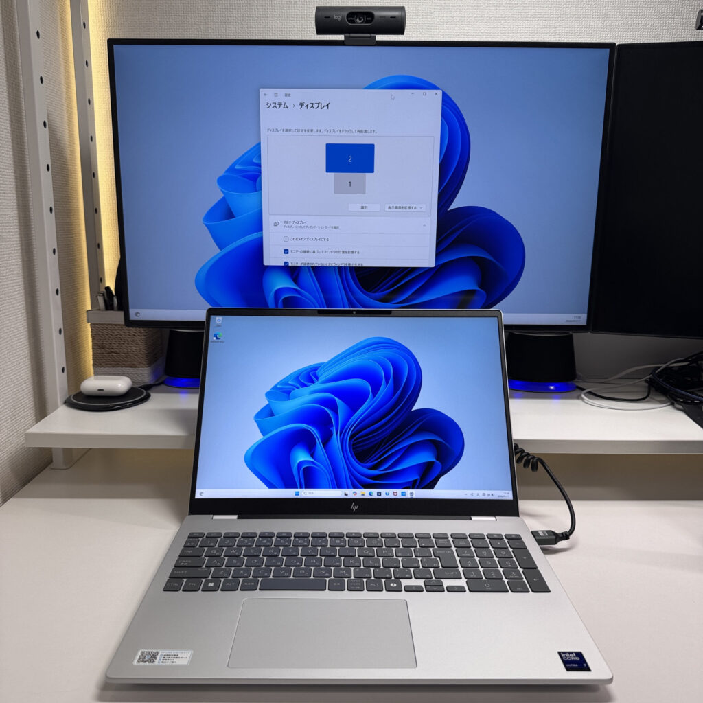 HDMIで外部モニターに接続した様子