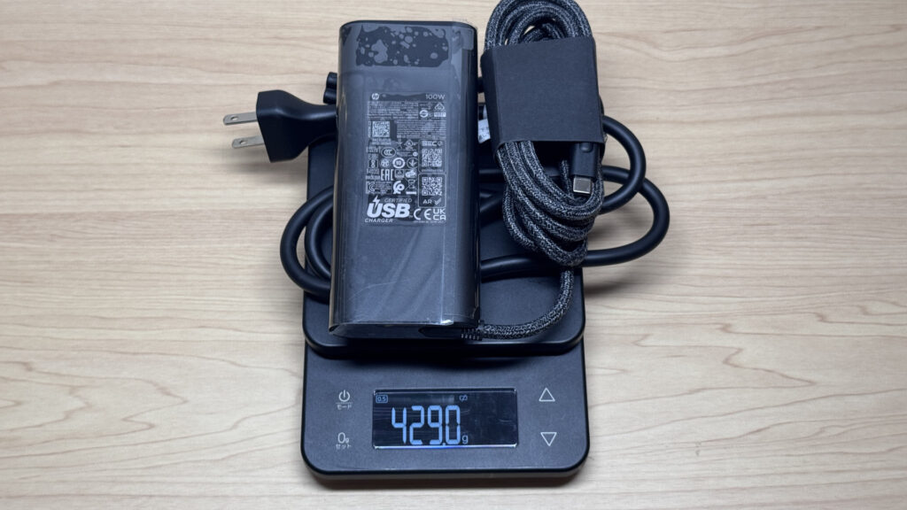 純正充電器の重量を計測している様子