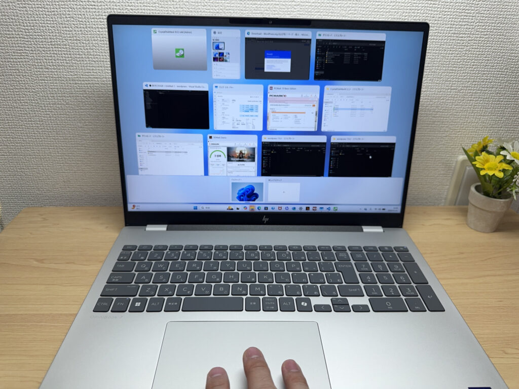 3本指ジェスチャー操作をしている様子