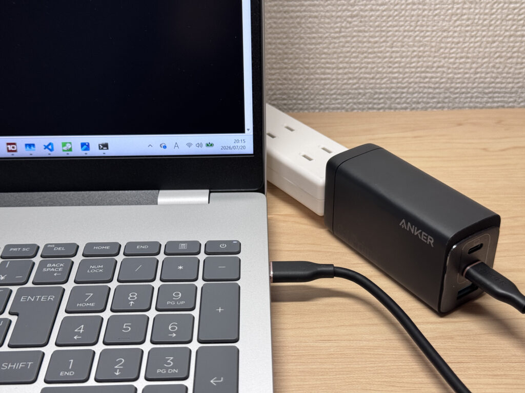 USB-C充電器で充電している様子