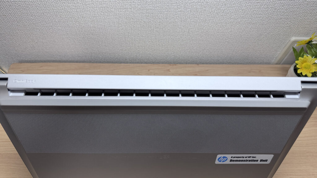 背面の大型排気口