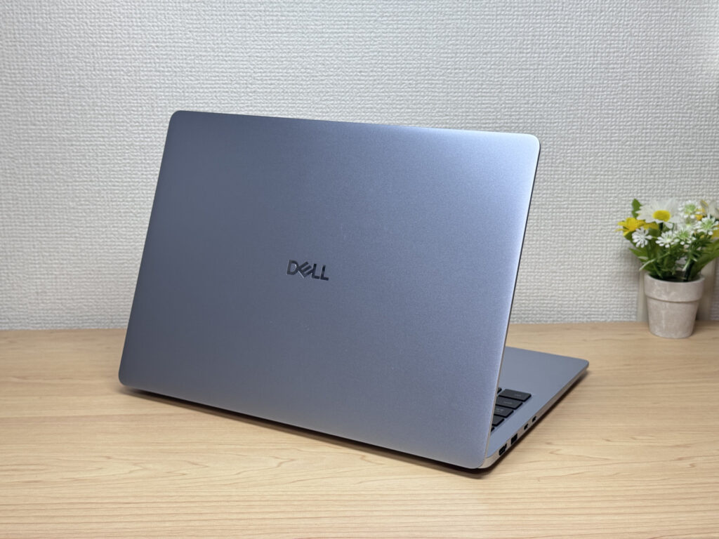 Dellロゴが控えめな天板