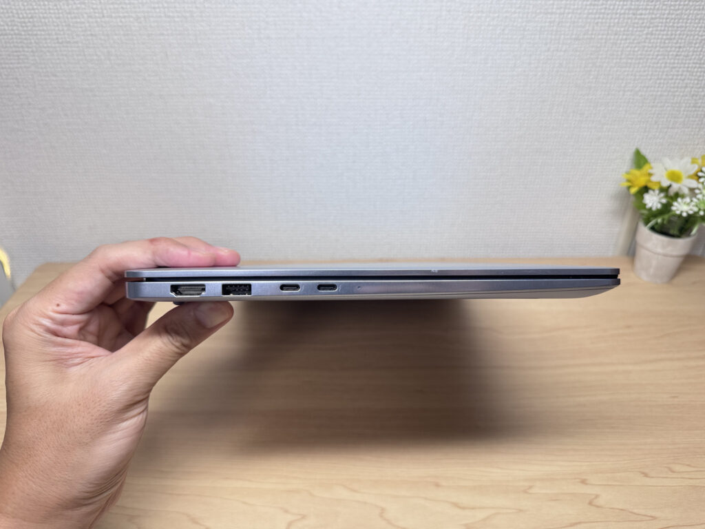 15.3mmの厚みとミラー仕上げのアクセント