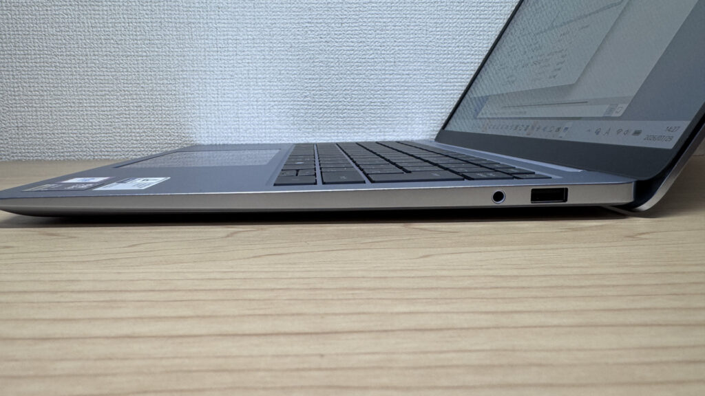 右側のUSB-Aとイヤホンジャック