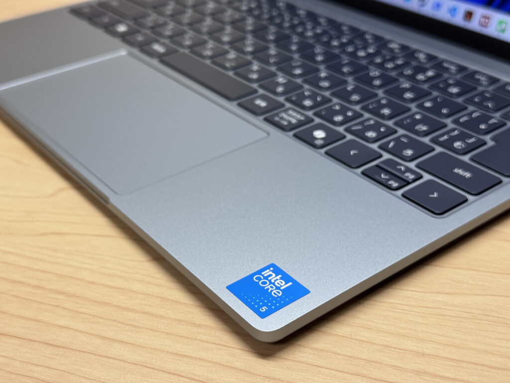 Detalle del acabado alrededor del touchpad