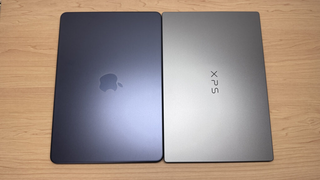 Comparación de la tapa superior junto al MacBook Neo
