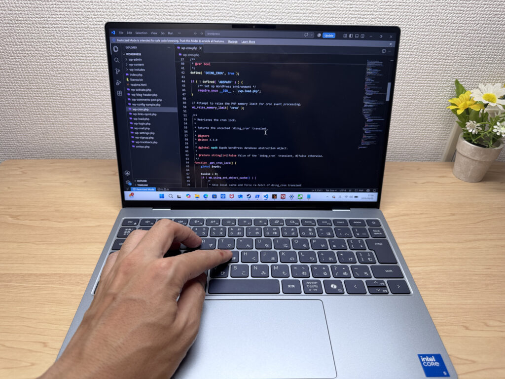 Escribiendo código en el teclado