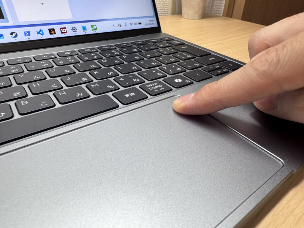 Pulsando en la parte inferior del touchpad